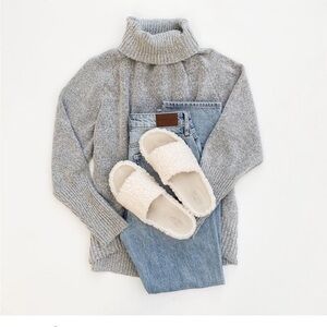 EUC Carly Jean Azalea Sweater in Heather Gray